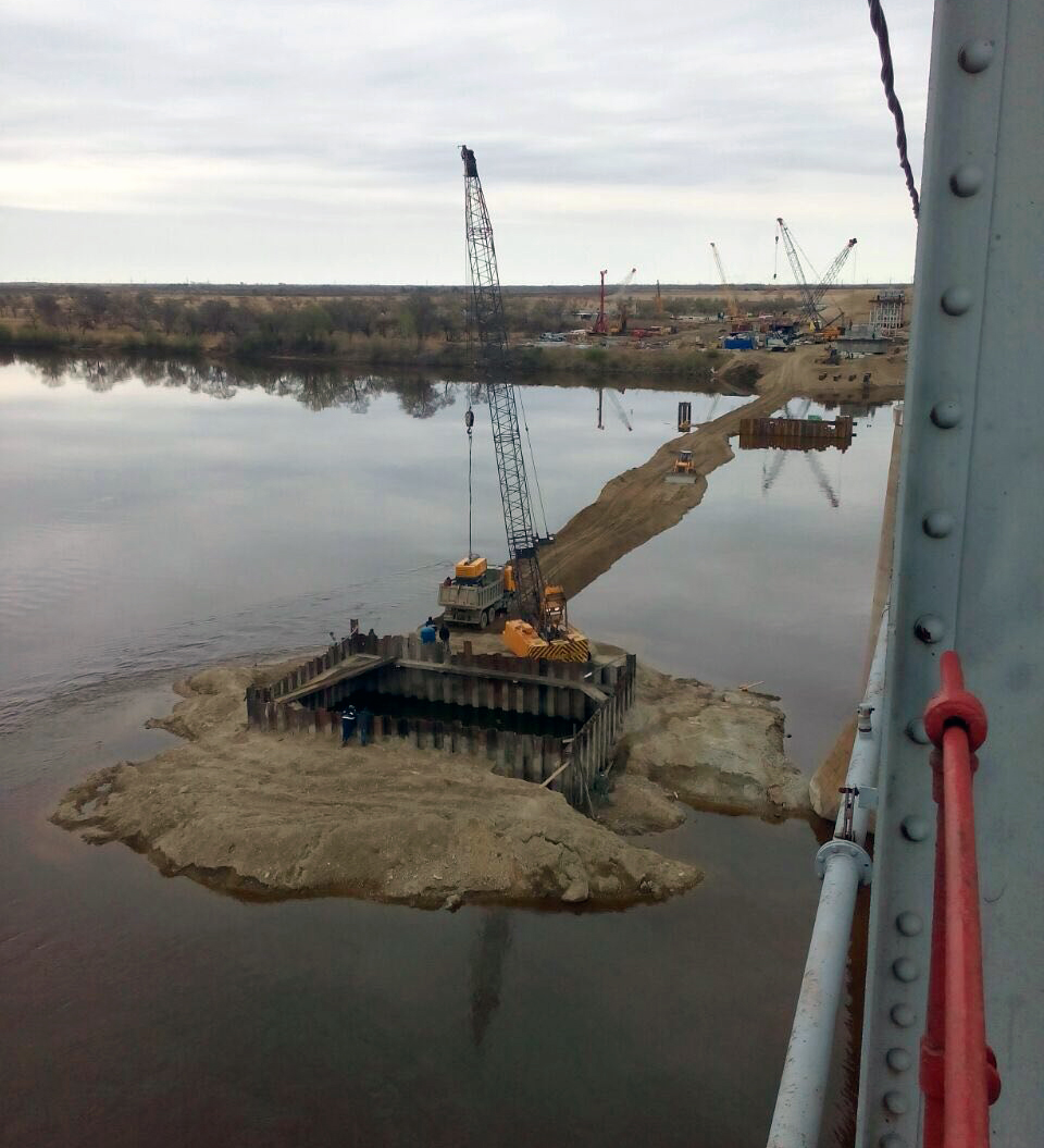 Вблизи Свободного продолжается строительство нового железнодорожного моста через реку Зея