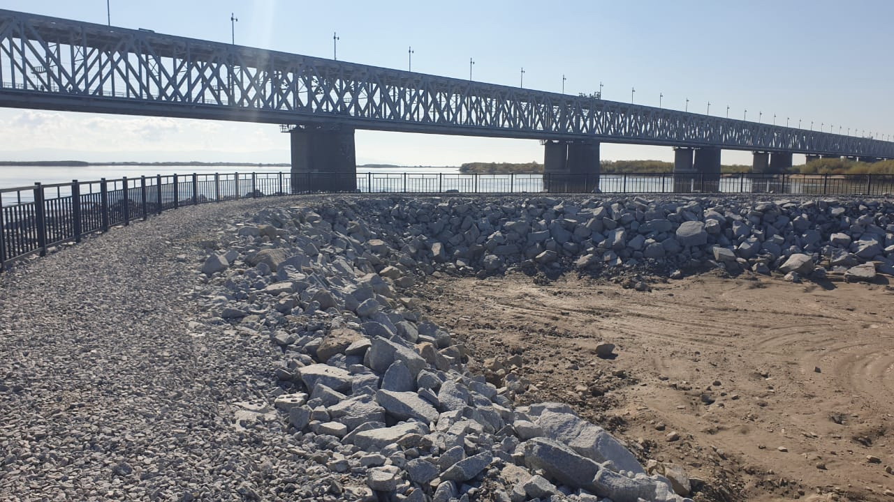 Мостовой укрепил берега